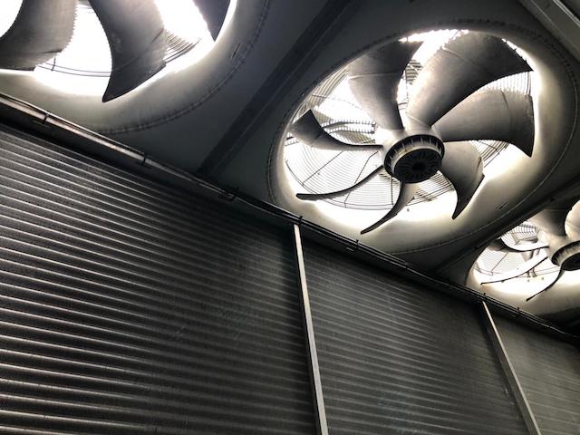 Industriële condensorventilatoren van een koelinstallatie