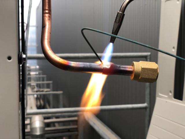 Koperleiding wordt gesoldeerd met een brander