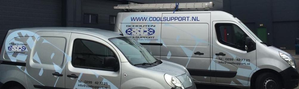 Twee servicebussen van Schouten Coolsupport met logo, voor het pand in Purmerend